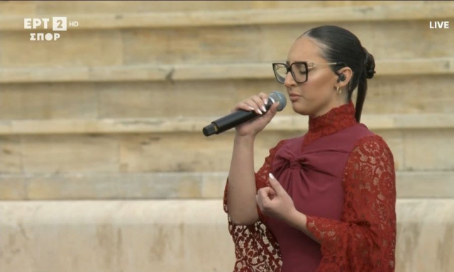 Κλαυδία: Τραγούδησε την «Αστερομάτα» στην τελετή παράδοσης της Φλόγας στο Καλλιμάρμαρο - Βίντεο