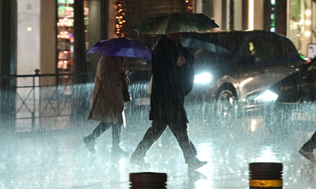 Κακοκαιρία Byron: Πλημμύρισαν πεζοδρόμια στην Ομόνοια - Κλείνουν καταστήματα λόγω της καταιγίδας