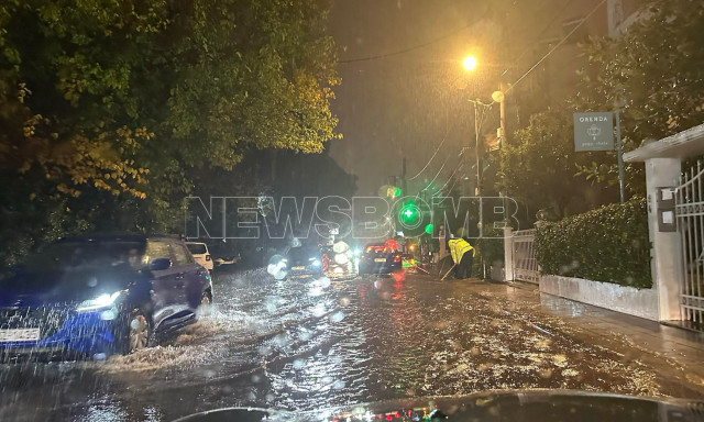 Kακοκαιρία Byron: Ποτάμια οι δρόμοι στο Μαρούσι - Κάτοικοι ανοίγουν τα φρεάτια μέσα στη βροχή