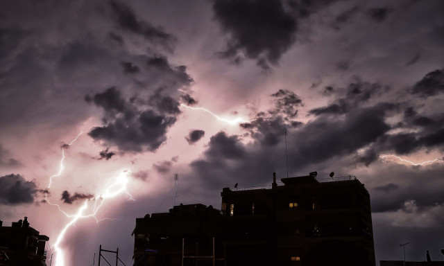 Καιρός: Έντονη κεραυνική δραστηριότητα τις επόμενες ώρες - Ισχυρή πρειδοποίηση Κολυδά