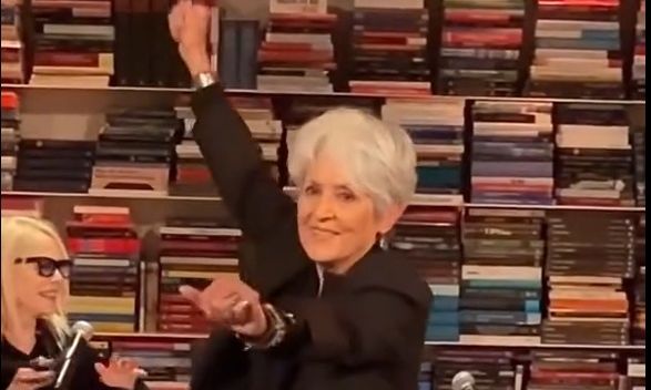 Τζόαν Μπαέζ: Δείτε πώς παρουσίασε στα 84 της χρόνια τη νέα της ποιητική συλλογή