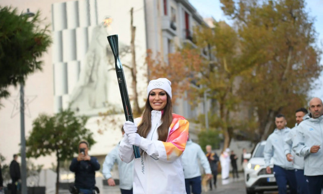 Η Κίμπερλι Γκίλφοιλ έτρεξε με τη φλόγα των Χειμερινών Ολυμπιακών Αγώνων στη Διονυσίου Αρεοπαγίτου