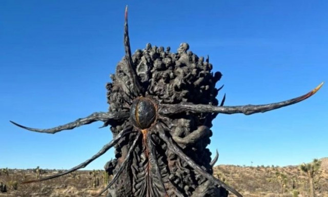 Ανατριχιαστική κατασκευή με «νεκρά» σώματα στη μέση της ερήμου