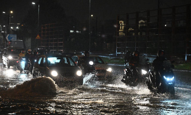 LIVE BLOG: Η κακοκαιρία Byron σαρώνει την Ελλάδα – Πλημμύρες, κλειστά σχολεία και μηνύματα του «112»