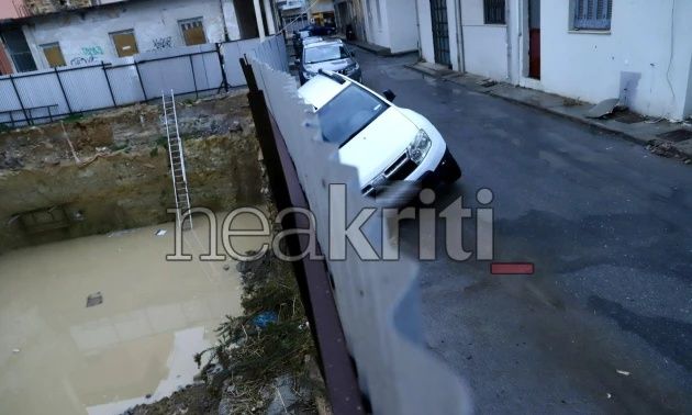 Κακοκαιρία: Υποχώρηση δρόμου στο Ηράκλειο - Αυτοκίνητο βυθίστηκε στο κενό