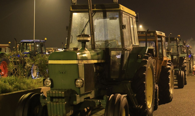 Οι αγρότες έκλεισαν την νέα εθνική οδό Πατρών-Πύργου - Ουρές χιλιομέτρων