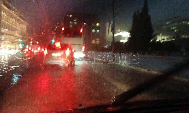 Ισχυρή καταιγίδα τώρα στην Αθήνα: Προβλήματα στους δρόμους - Πού βρέχει περισσότερο