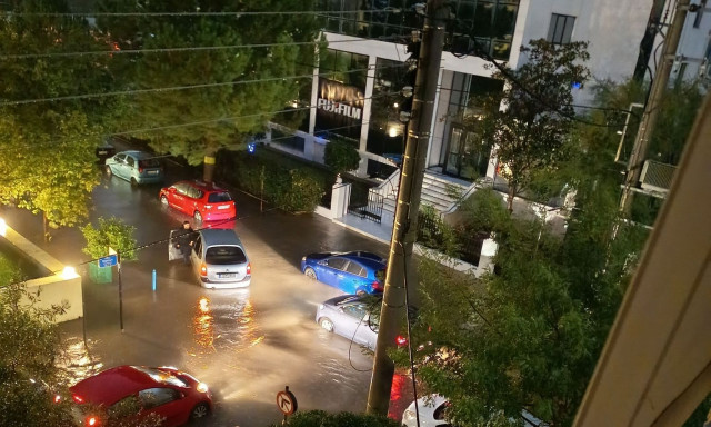 Κακοκαιρία Byron: Δέντρο έπεσε σε δύο αυτοκίνητα στο Παλαιό Φάληρο