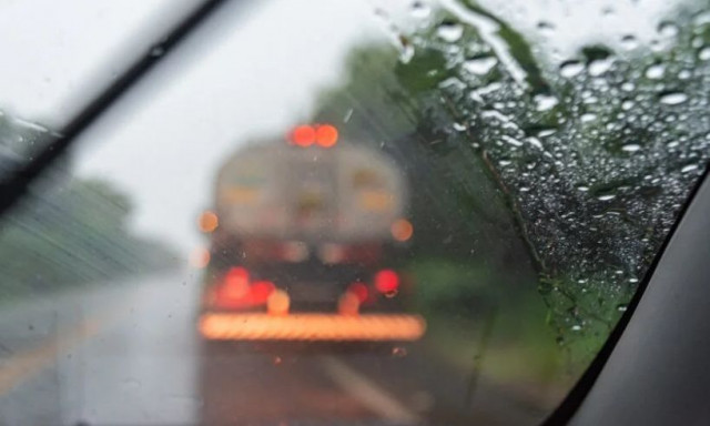 Θολά τζάμια το χειμώνα στο αυτοκίνητο: Πώς να τα ξεθαμπώνετε γρήγορα και με ασφάλεια