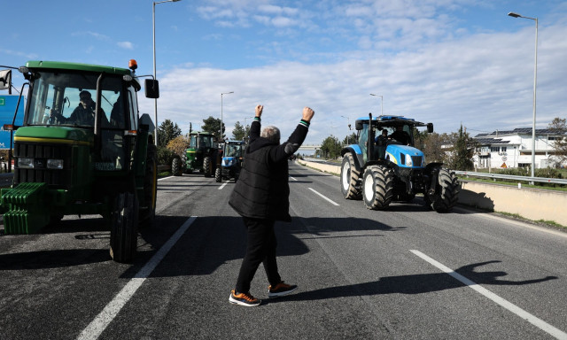 Αγρότες: «Ξεχειλίζει» η οργή στα μπλόκα – Νέες κινητοποιήσεις σε Λάρισα, Ε65, Μάλγαρα, Αχαΐα