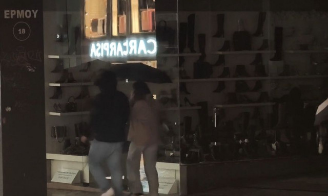 Κακοκαιρία Byron: Μπλακ άουτ στην Ερμού - Στο σκοτάδι τα καταστήματα