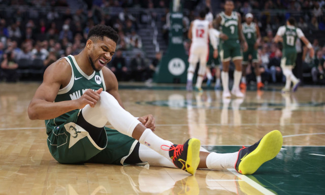 Τα «γαλλικά» του Αντετοκούνμπο μόλις τραυματίστηκε στο ματς με τους Πίστονς – Δείτε βίντεο