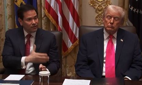 Ο Τραμπ προσπαθεί να μείνει ξύπνιος σε συνεδρίαση υπουργικού συμβουλίου - Τα viral στιγμιότυπα