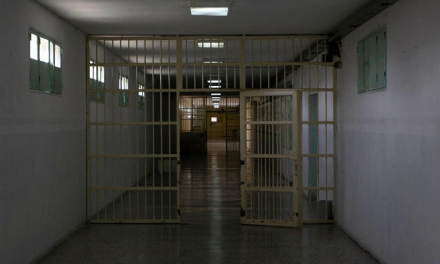 Βόλος: Κρατούμενος δάγκωνε και έριχνε αγκωνιές σε αστυνομικούς – Χαοτικές σκηνές στα κρατητήρια