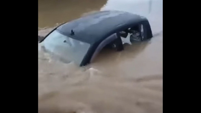 Συγκλονιστικές εικόνες: Τα νερά «κατάπιαν» αυτοκίνητο - Τελευταία στιγμή γλύτωσαν τρία άτομα (video)