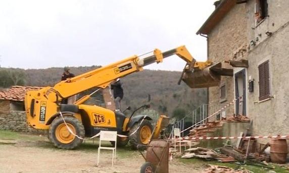 Ιταλία: Σκότωσε τον γείτονά του που προσπαθούσε να του γκρεμίσει το σπίτι με εσκαφέα