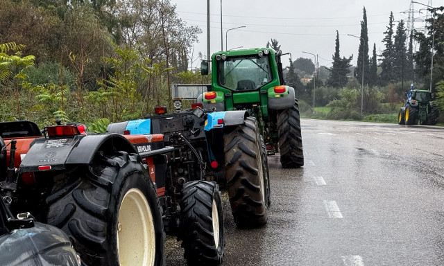 Μπλόκα αγροτών: Κλιμακώνουν τις κινητοποιήσεις τους από Δευτέρα - Δικογραφία στον οδηγό τρακτέρ
