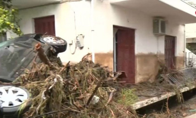 Κακοκαιρία Byron: Βούλιαξε στη λάσπη ο Πλάτανος Γυθείου - Στις ταράτσες για να σωθούν οι κάτοικοι