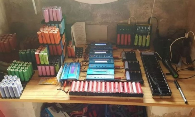 Δεν έχει πληρώσει λογαριασμό εδώ και 8 χρόνια: Ο τρόπος που το κατάφερε με 1.000 μπαταρίες