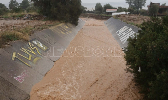 Κακοκαιρία Byron: Το Newsbomb στη Νέα Πέραμο - Δρόμοι ποτάμια, κινδύνευσαν άνθρωποι
