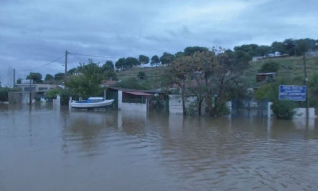 Πλημμύρες στη Νέα Πέραμο: «Λίμνη» κάτω από την παλαιά Εθνική Οδό