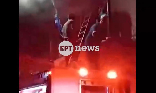 Χίος: Δραματική διάσωση μητέρας και γιου από φλεγόμενο σπίτι - Δείτε βίντεο