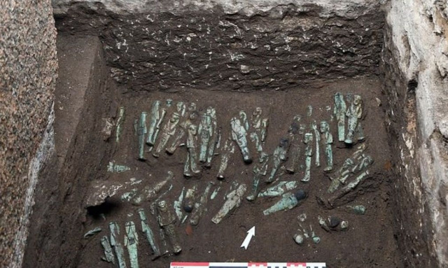 Εντυπωσιακός θησαυρός που ανακαλύφθηκε σε αρχαίο αιγυπτιακό τάφο ξαναγράφει την ιστορία