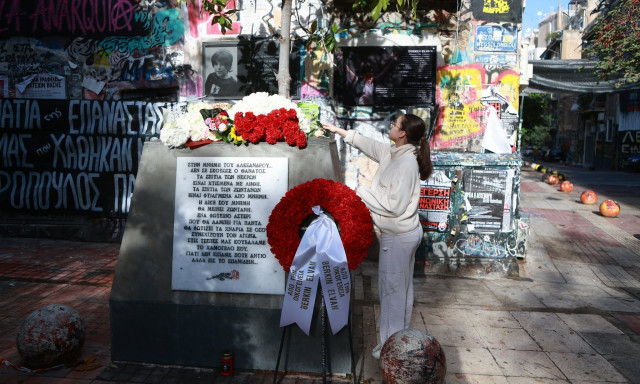 Επέτειος Γρηγορόπουλου: Πολίτες αφήνουν λουλούδια στο μνημείο του Αλέξη στα Εξάρχεια – Δείτε εικόνες