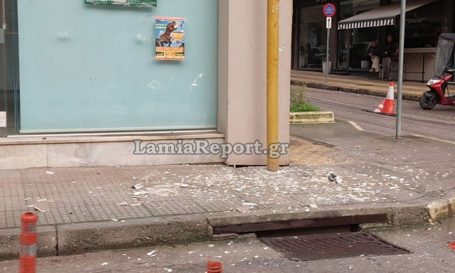 Λαμία: Σοβάδες έπεσαν στο κεφάλι περαστικού - Διακομίστηκε στο νοσοκομείο