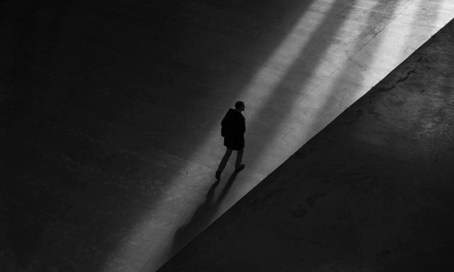 Σε ποια ηλικία είναι οι πιο μοναχικοί άνθρωποι σύμφωνα με νέα έρευνα