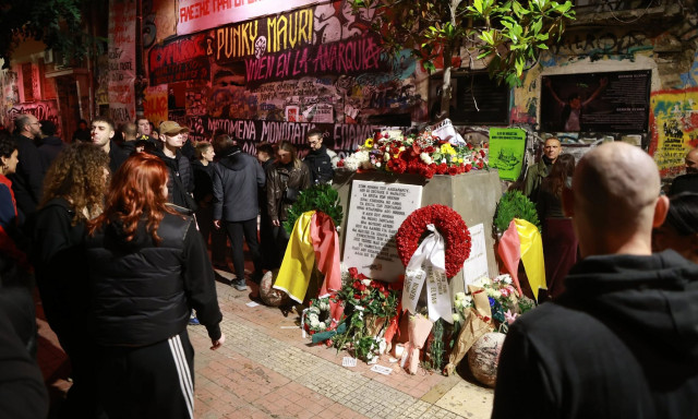 Επέτειος Γρηγορόπουλου: Μουσική και τραγούδια στο μνημείο μετά την ένταση στην πορεία