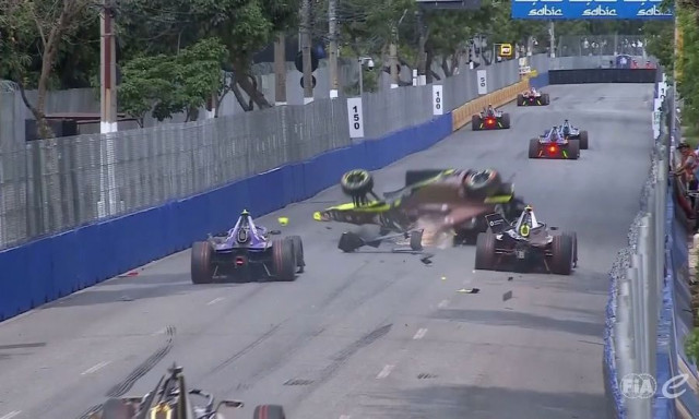 Τρομακτικό ατύχημα στη Formula E: Το μονοθέσιο του Μαρτί εκτοξεύθηκε στον αέρα! – Δείτε βίντεο