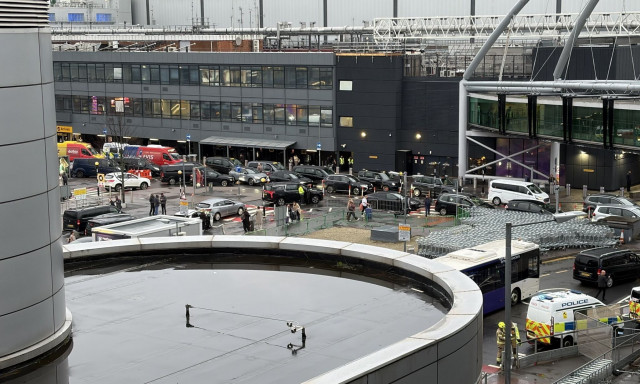 Χάος στο αεροδρόμιο Χίθροου: Άγνωστοι ψέκασαν ταξιδιώτες με σπρέι – Μία σύλληψη