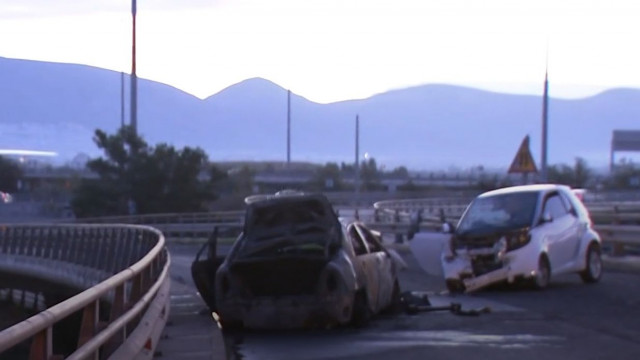 Φάληρο: Κάηκε ολοσχερώς αυτοκίνητο μετά από σύγκρουση - Είχε μπει στο αντίθετο ρεύμα