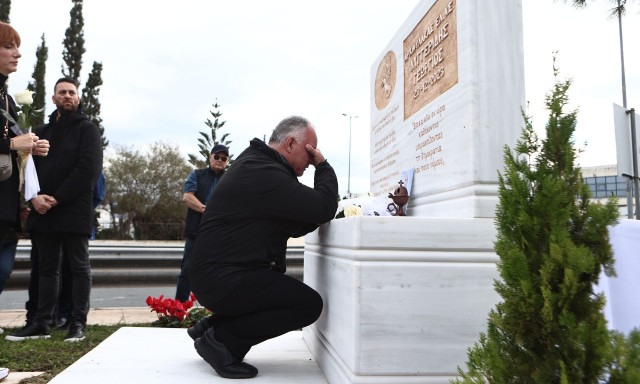 «Ράγισαν» και οι πέτρες στο μνημόσυνο για τον Γιώργο Λυγγερίδη – Τα δάκρυα των γονέων του