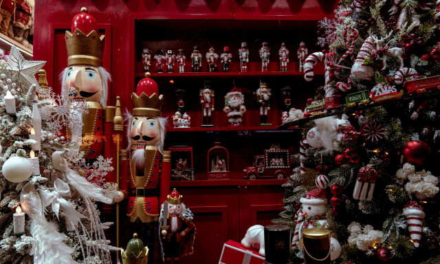 Εορταστικό ωράριο 2025: Πότε ξεκινά - Πώς θα λειτουργήσουν τα καταστήματα