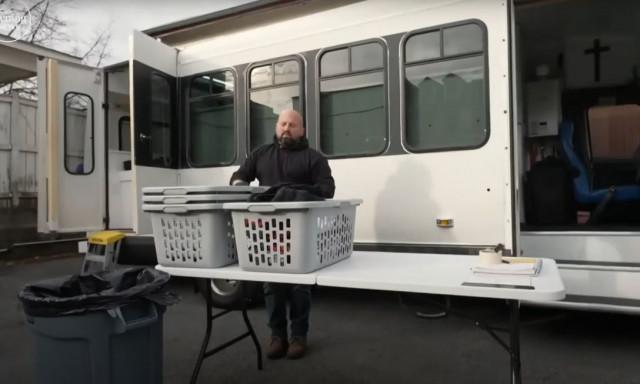 Μέριλαντ: Συνταξιούχος αστυνομικός μετέτρεψε φορτηγό σε κινητό... πλυντήριο για τα ρούχα των αστέγων