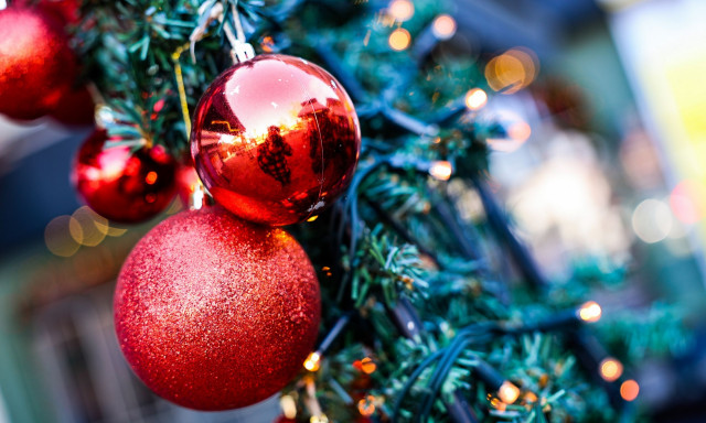 Χριστουγεννιάτικα στολίδια: «Φρένο» στις ανατιμήσεις - Πόσο κοστίζουν δέντρο και λαμπάκια