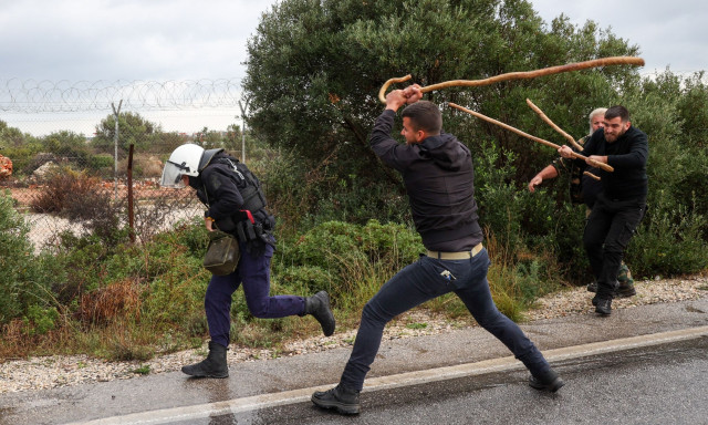 Αγρότης κατά αστυνομικού με την... κατσούνα - Η φωτογραφία από τα Χανιά που έγινε viral
