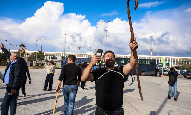 Ηράκλειο - Αγροτικές κινητοποιήσεις: Στην πίστα του αεροδρομίου έφτασαν οι αγρότες