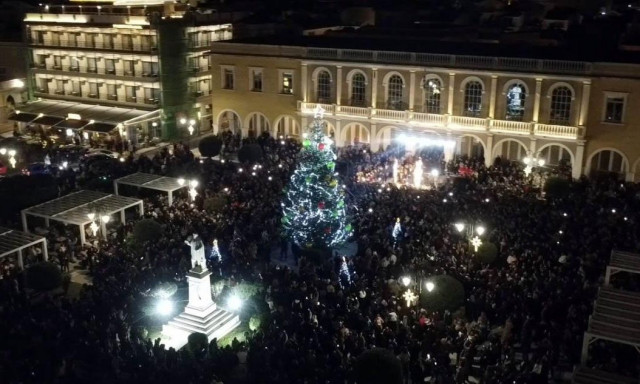 Μαγεία και φως στη Ζάκυνθο: Φωταγωγήθηκε το χριστουγεννιάτικο δέντρο με συναυλία του Κώστα Μαρτάκη