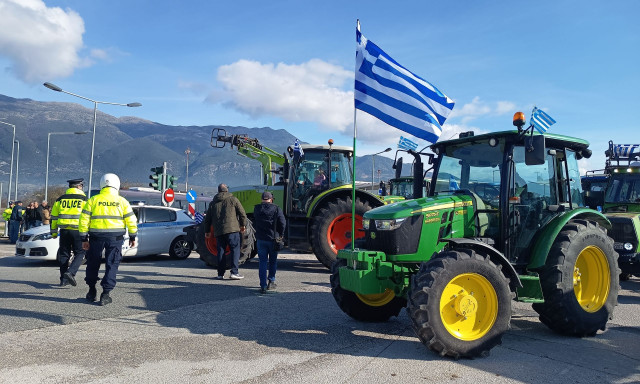 Κλιμακώνουν τις κινητοποιήσεις τους αγρότες και κτηνοτρόφοι – «Στα μπλόκα μέχρι τα Χριστούγεννα»