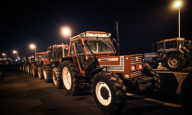 Λάρισα: Σκληραίνουν και άλλο τη στάση τους αγρότες -Κλειστές οι παρακαμπτήριες στη Νίκαια