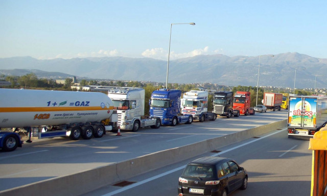 Έβρος: Εγκλωβισμένοι οδηγοί νταλικών «έκλεισαν» τον δρόμο προς το τελωνείο των Κήπων