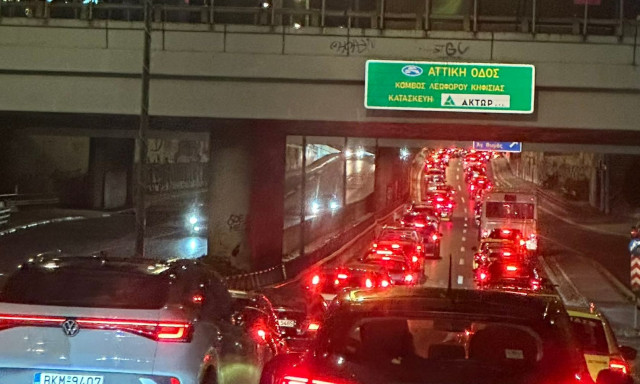 Κίνηση: Στο «κόκκινο» Κηφισός και Κηφισίας - Καθυστερήσεις 25' στην Αττική Οδό