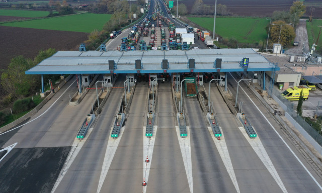 Κυβέρνηση κατά ΠΑΣΟΚ για τα μπλόκα των αγροτών: «Ο Ανδρουλάκης σέρνεται στο δρόμο του λαϊκισμού»