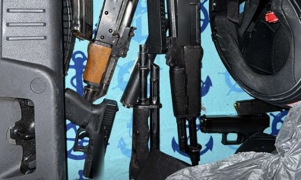 Αυτά είναι τα καλάσνικοφ που εντοπίστηκαν στα Καλύβια - Το βαρύ ποινικό παρελθόν του 37χρονου