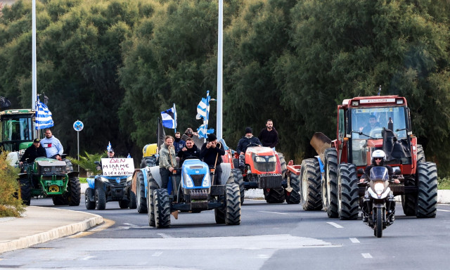 Κλιμακώνουν τις κινητοποιήσεις τους οι αγρότες με μπλόκα που «κόβουν» την Ελλάδα στα δύο