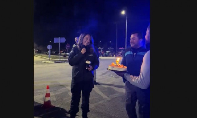 Αγροτικά μπλόκα: Συγκίνησαν αγρότες με τούρτα - έκπληξη σε αστυνομικό 