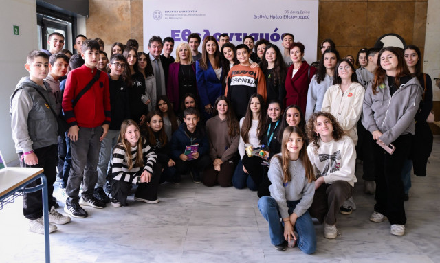 «Κέντρο Εθελοντισμού για μία Ημέρα»: Μαθητές μεταμόρφωσαν το υπουργείο Παιδείας